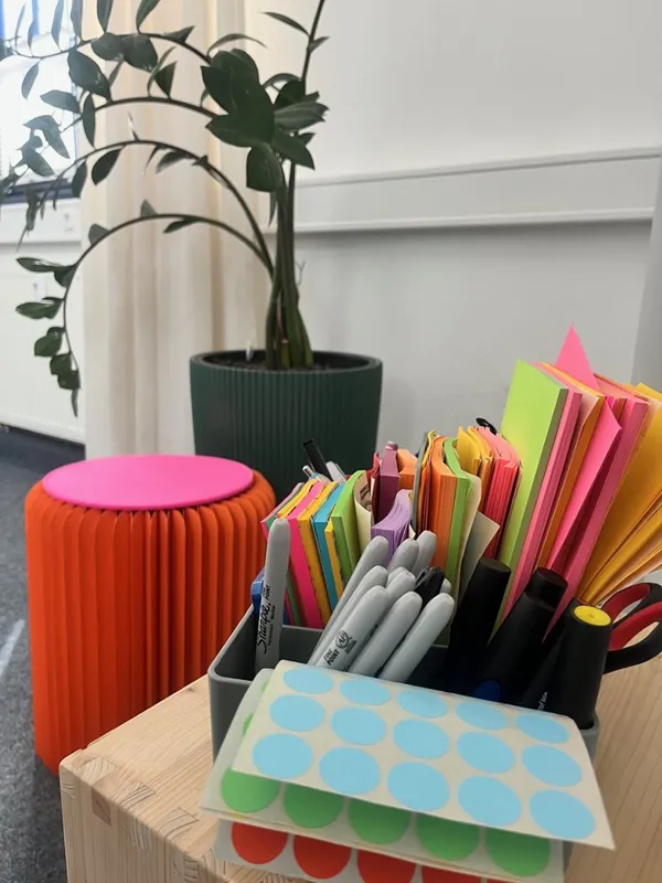 Moderationsmaterial mit bunten Karten und Stiften für ein offenes Seminar bei leaders@work