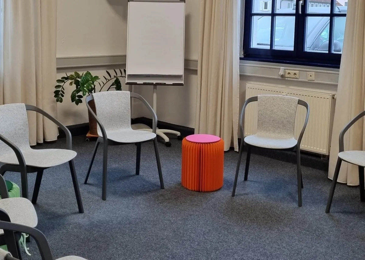 Seminarraum von leaders@work in Rottenburg am Neckar mit Stuhlkreis und Flipchart